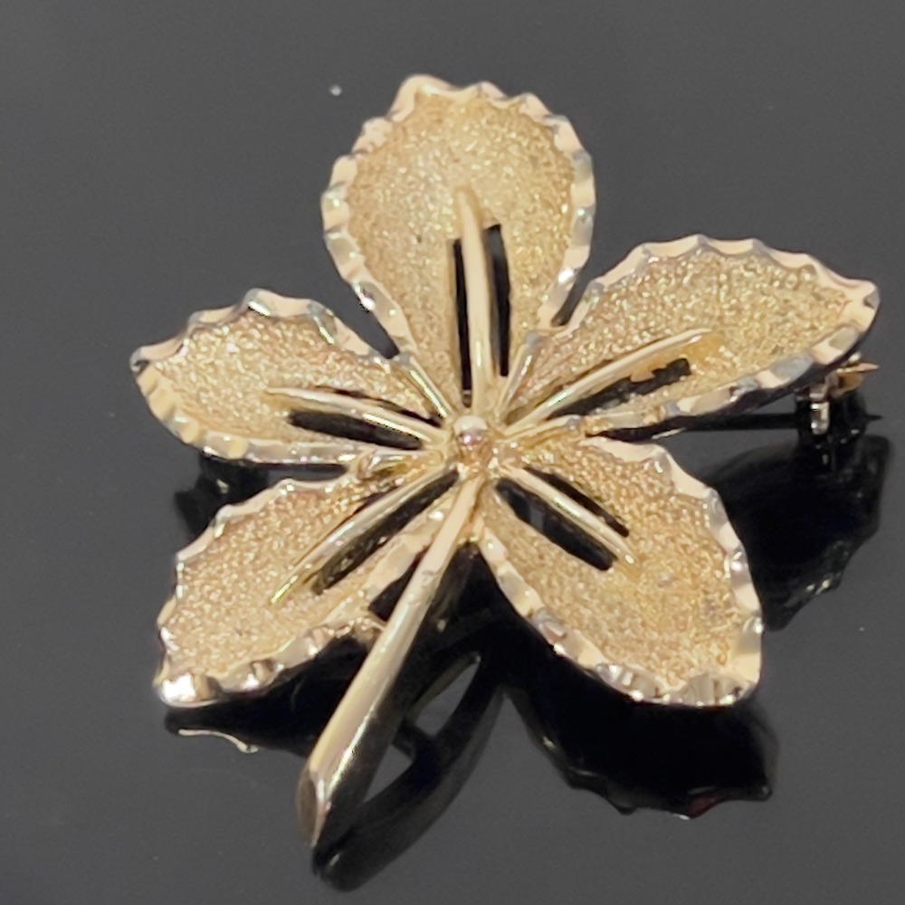Vintage Roman Gold Tone Textured Flower Brooch Scalloped Edge Petal Pin